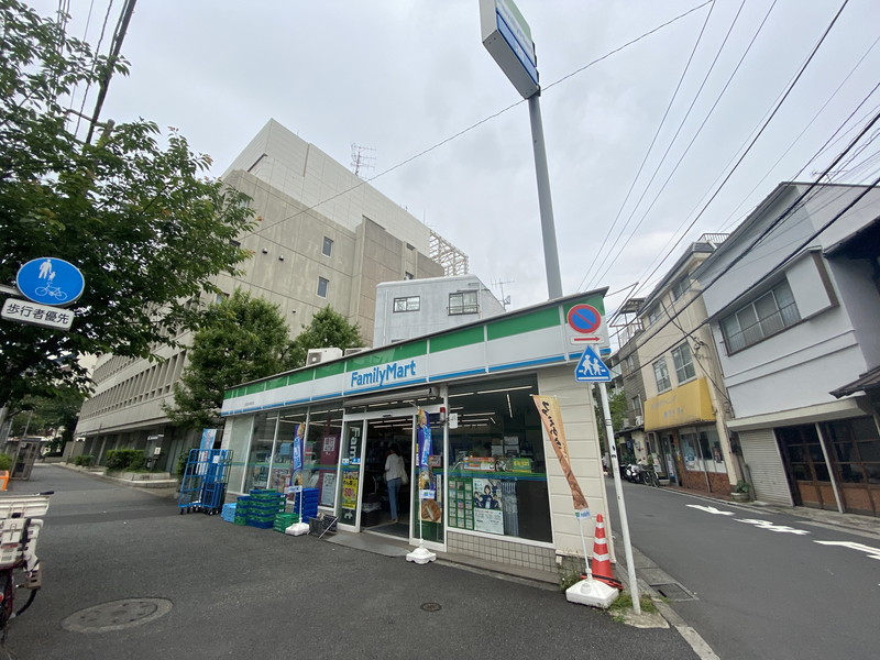 コンビニ　ファミリーマート世田谷新町店（コンビニ）まで400m