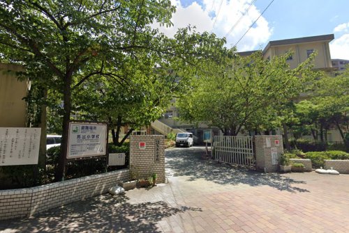 小学校　福岡市立馬出小学校（小学校）まで611m
