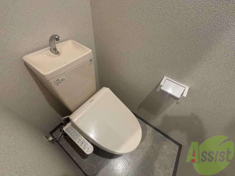 トイレ　トイレは温水洗浄便座です。シンプルな雰囲気になっています。