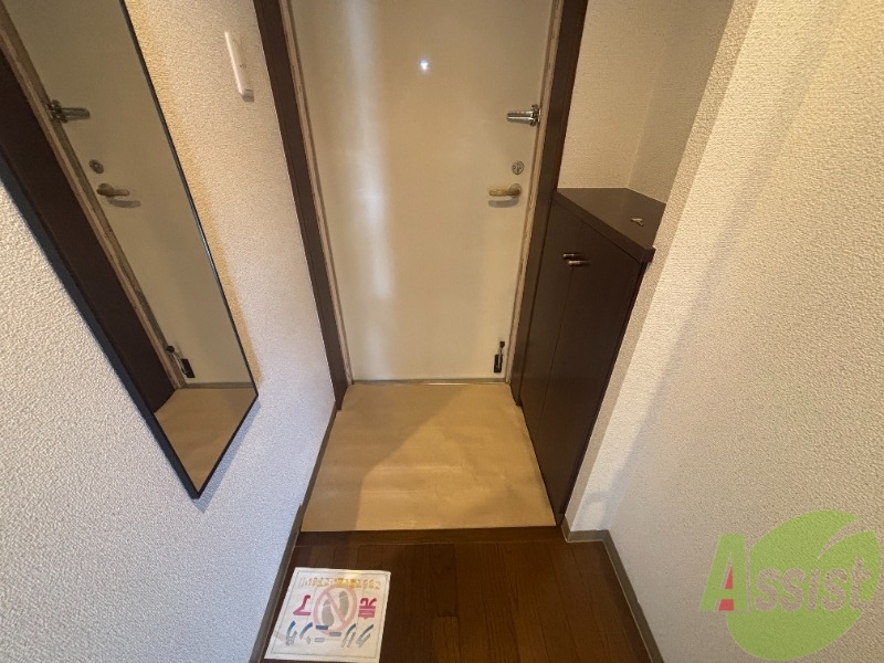 玄関　こちらは玄関のお写真です。広々としていて靴の着脱に便利です