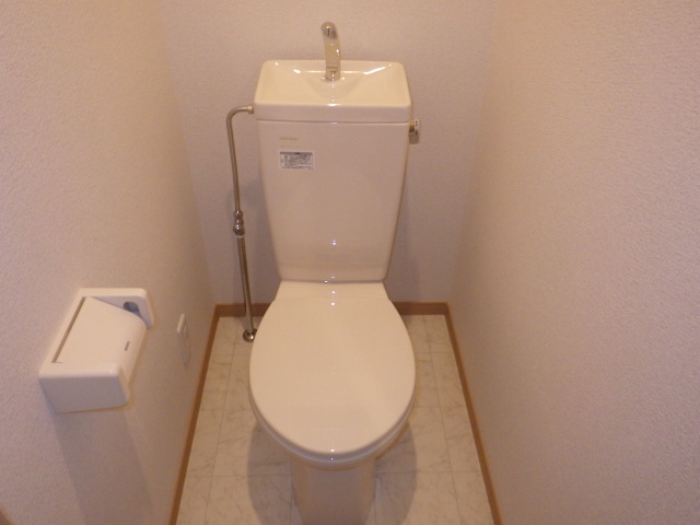 東武伊勢崎線 西新井駅 徒歩9分 2階建 築12年のトイレ写真