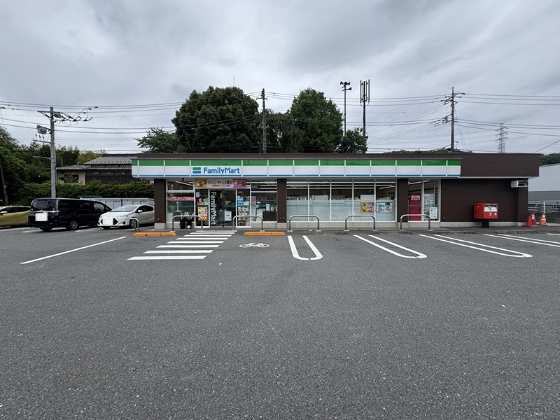 コンビニ　ファミリーマート 新滝山街道店（コンビニ）まで972m