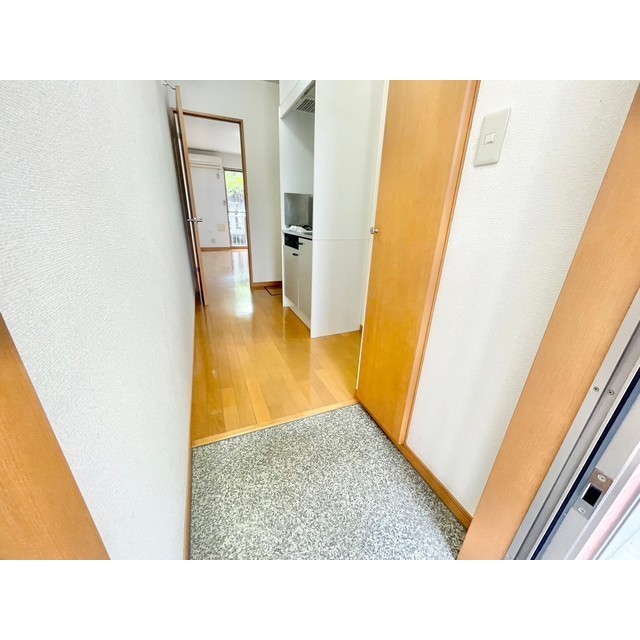 玄関　※１０３号室の参考写真です。