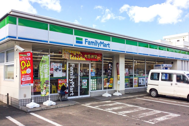 コンビニ　ファミリーマート札幌旭町7丁目店（コンビニ）まで394m