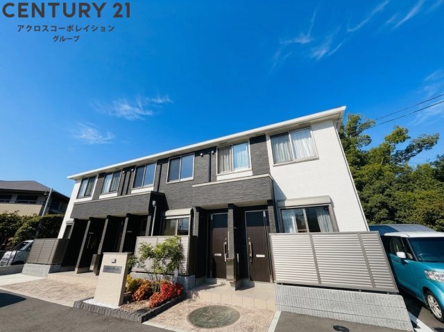 建物外観　窓にシャッターが付いてます