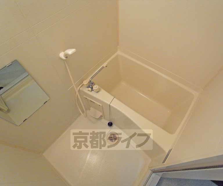 バス・シャワールーム　シャワー、鏡付きのお風呂です。
