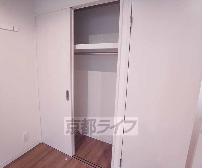 収納　上の棚も洋服掛けも便利そうな収納です