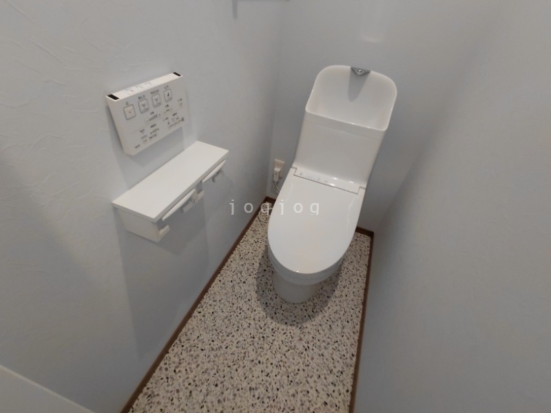 トイレ　嬉しい温水洗浄便座付きのトイレです。