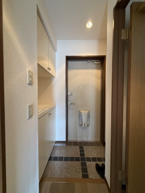 玄関　※写真はB-4号室（同型タイプ）です