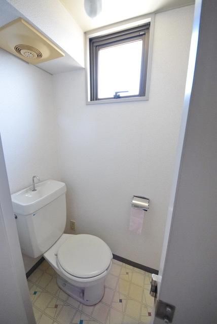 トイレ　♪個室トイレには小窓付きで採光と換気が期待できます♪