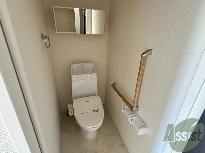 トイレ　トイレはウォシュレット機能付きです。安心して使用できますね。