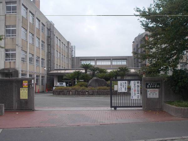 小学校　曽左小学校（小学校）まで2100m
