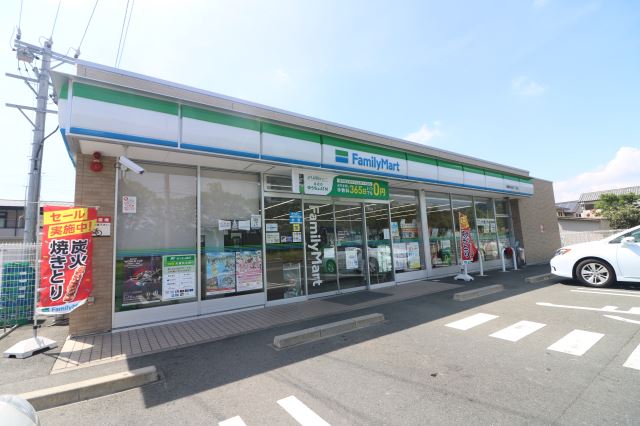 コンビニ　ファミリーマート（コンビニ）まで60m