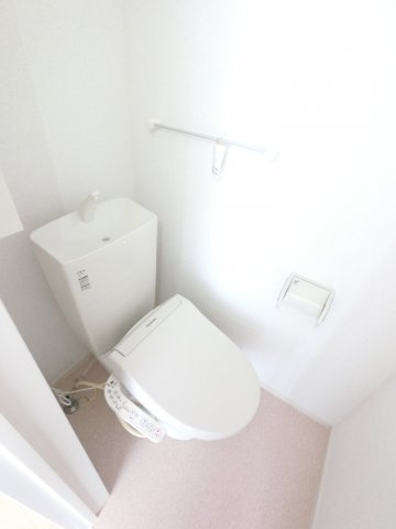 ＪＲ東金線 東金駅 徒歩18分 2階建 築8年のトイレ写真