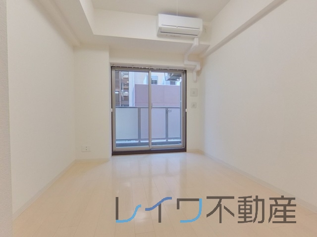 居室・リビング　落ち着いた色調の洋室です