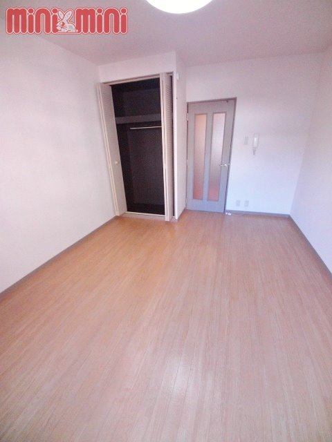 シャトラン弓木弐番館の居間写真
