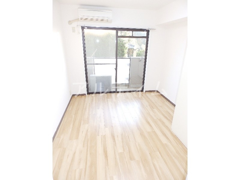 居室・リビング　※別のお部屋の写真です