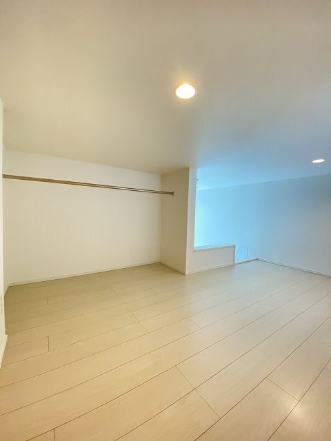 その他部屋・スペース　落ち着いた色調の寝室です