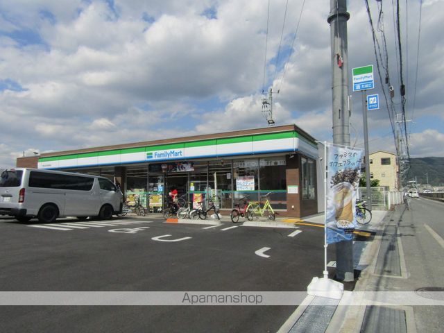 コンビニ　ファミリーマート（コンビニ）まで143m