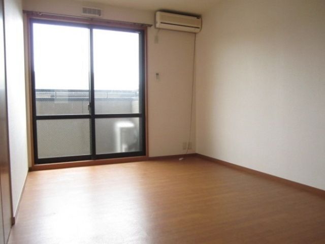 居室・リビング　南面2部屋で明るいお部屋です