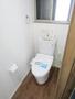 トイレ　トイレは窓付きで換気にも適しています♪