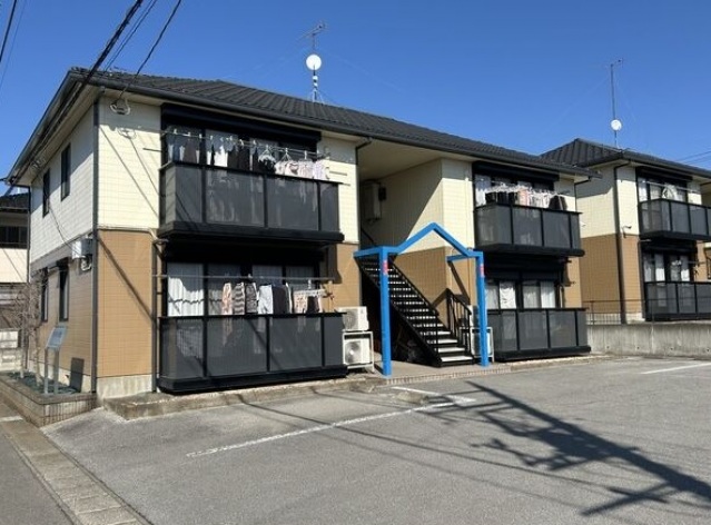 建物外観　ネット無料。全戸角部屋。軽量鉄骨造。