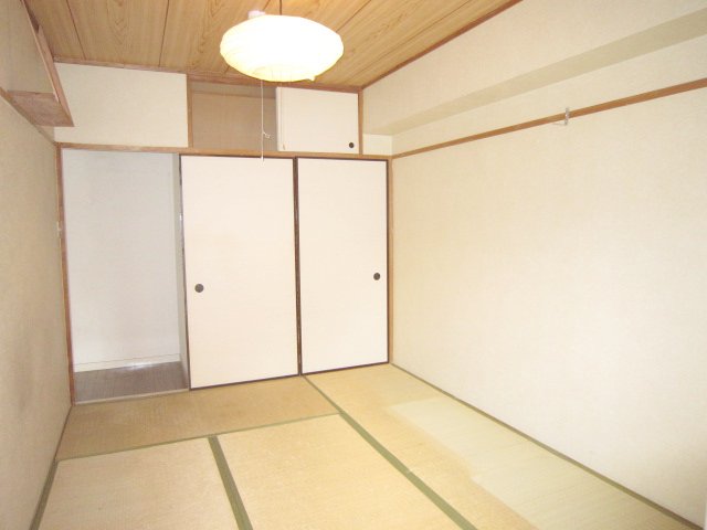 その他部屋・スペース　和室６帖は１間押入れ天袋収納付です