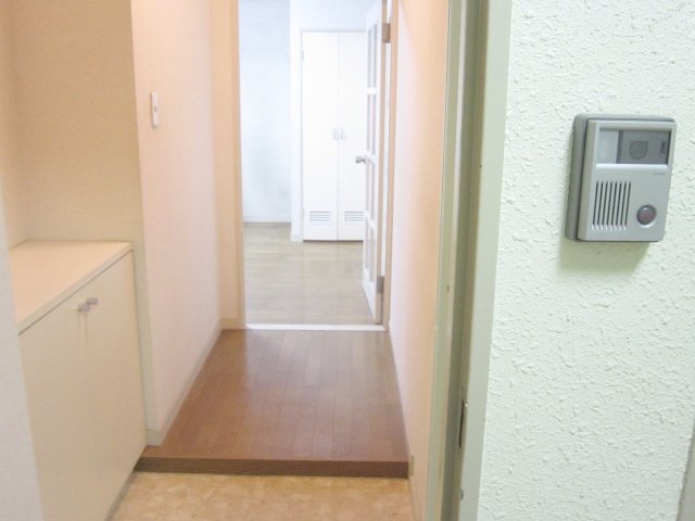 玄関　玄関は下駄箱やＴＶモニターフォンで来客確認が出来れば安心です