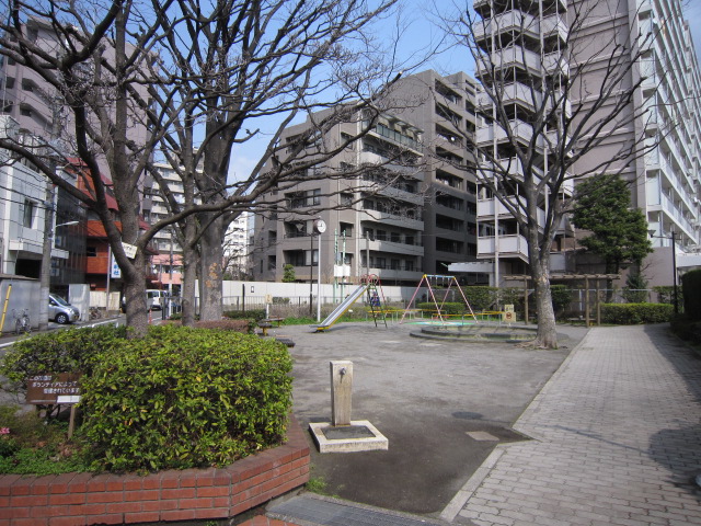 その他　向側はちょっとした公園でトイレ休憩や遊具で遊べますね