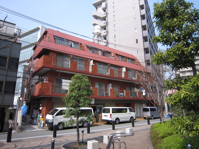 建物外観　町並みは緑の植栽のある心地よい佇まい♪