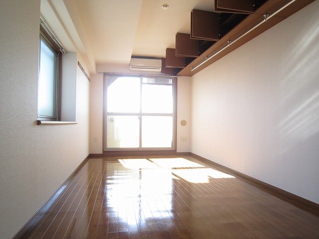 居室・リビング　●南向きで明るい居室は9.2帖♪