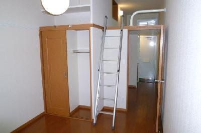 その他部屋・スペース　1Fフローリング、2Fジュータン敷き