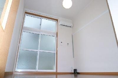 居室・リビング　1Fフローリング、2Fジュータン敷き