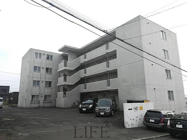 札幌市厚別区厚別東四条のマンションの建物外観