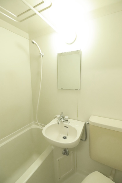 洗面設備　鏡付の洗面台なので、洗顔するときに便利ですね☆