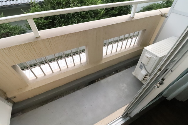 バルコニー　バルコニーがあるので洗濯物を太陽の下で干すことができます♪