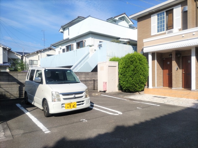 【松山市神田町のアパートの駐車場】