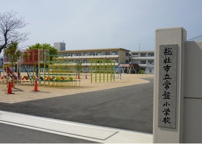 【三輪戸建の小学校】