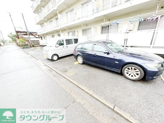 【平塚市浅間町のマンションの駐車場】