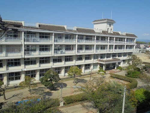 【高知市弥生町のマンションの小学校】