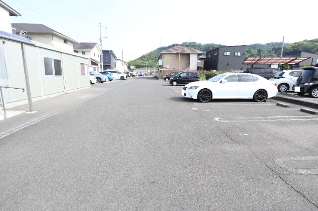 【倉敷市西阿知町新田のアパートの駐車場】