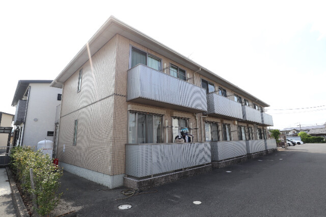 【倉敷市西阿知町新田のアパートの建物外観】