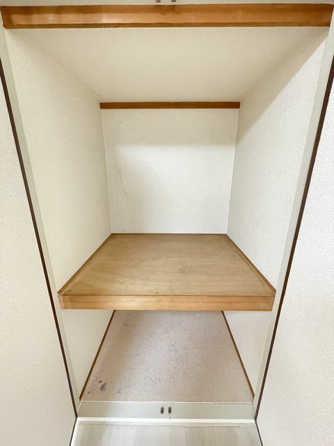 収納　居室収納にはお掃除用品も置けますね☆