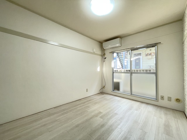 居室・リビング　南向きのすっきりとしたワンルームです☆