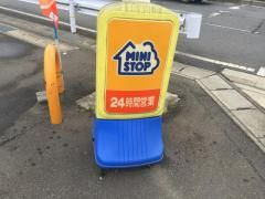 コンビニ　ミニストップ川間駅前店（コンビニ）まで744m