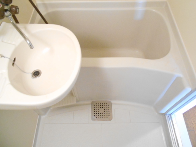 バス・シャワールーム　浴槽も綺麗なので気持ち良く入浴していただけます。