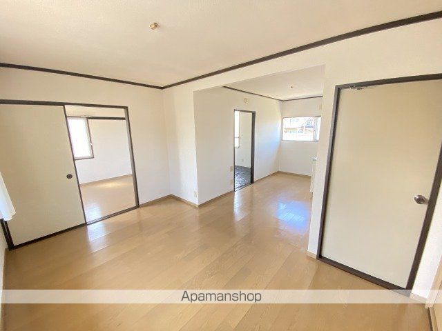 メゾンドールA館の居間写真