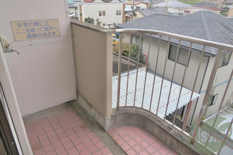 バルコニー　バルコニーが広くて、お布団も干せそうですね。