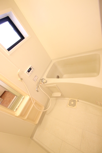 バス・シャワールーム　追い焚き給湯付バス・窓も付いており換気できます！