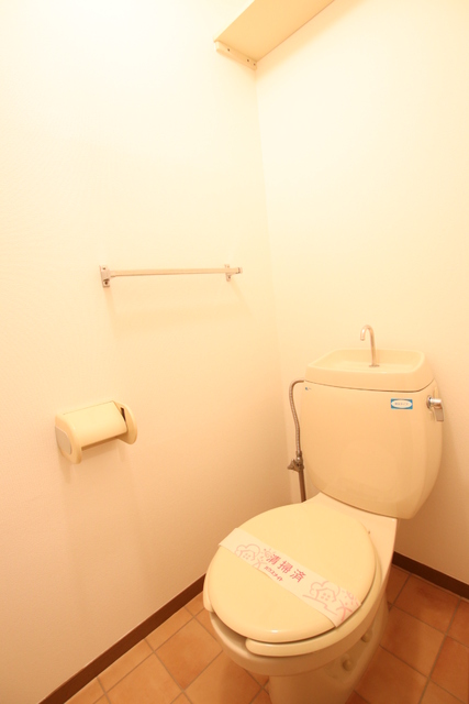 トイレ　トイレ・上部に収納棚もあります！